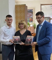 Торжественная передача двухтомного научно-теоретического труда директором Читинского института БГУ прошла в библиотеке института